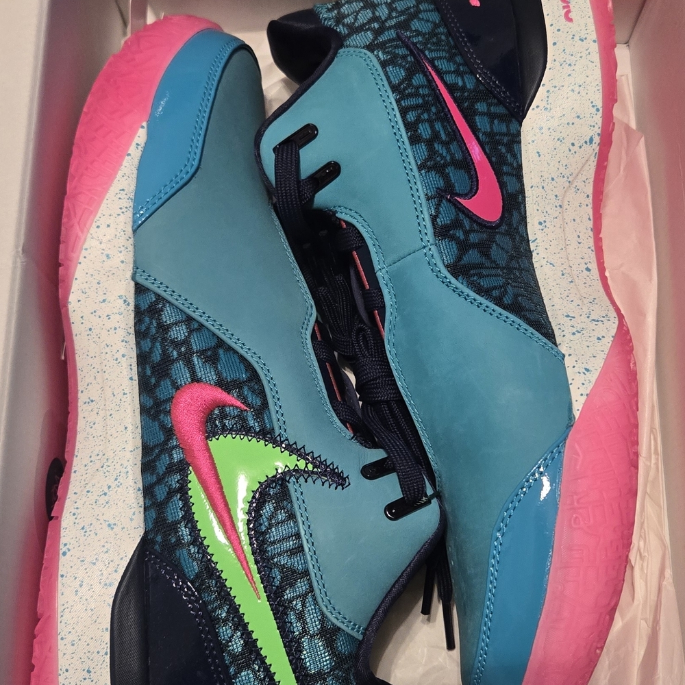 Nike Women's Teal and Pink Athletic Shoes